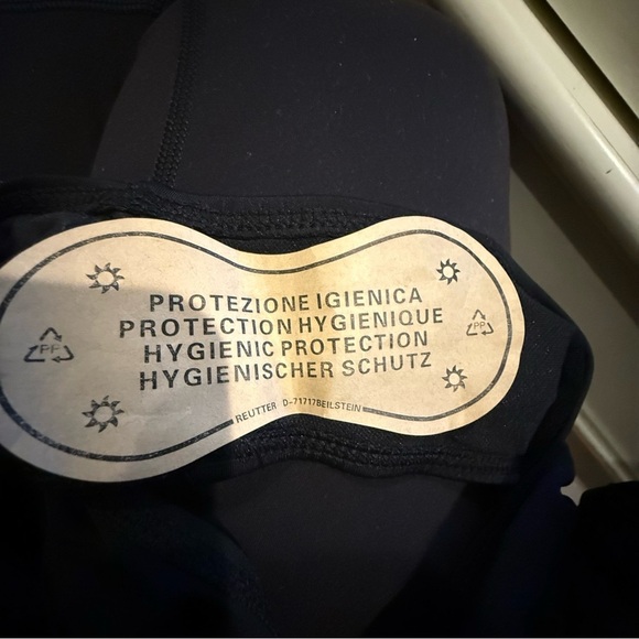 Elegant Womens Black Ruffled swimsuit with a cut out middle Size XL Beach - Picture 11 of 12